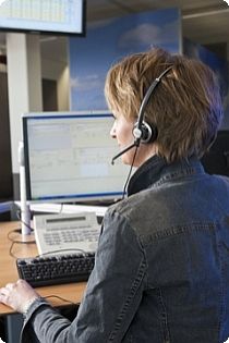 Medewerker van de ANWB Alarmcentrale in Assen.