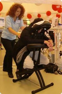 Inge masseert al jaren voor Zakenmasseurs, hier op de Staples Office Centre Ondernemersdag in Assen, Drenthe.